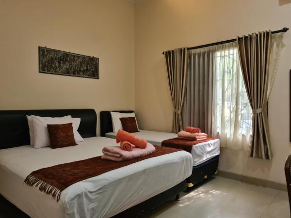 Ndalem Suryo Saptono Guest House : photo 10 de la chambre chambre double familiale