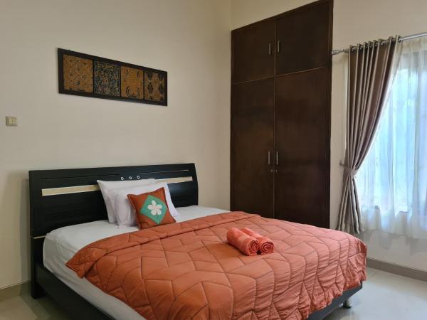 Ndalem Suryo Saptono Guest House : photo 9 de la chambre chambre double familiale