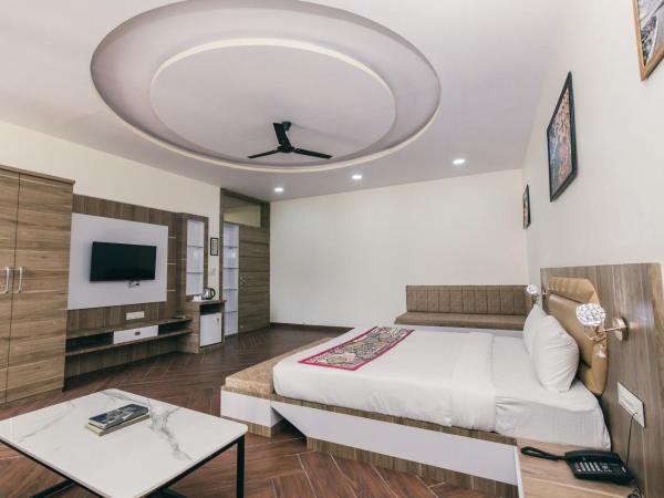 Serenity Hill Resort & Spa - Best resort in Udaipur : photo 5 de la chambre suite familiale avec balcon