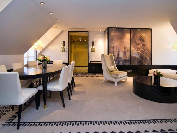 Sofitel Paris Le Faubourg : photo 4 de la chambre appartement couture avec lit king-size et vue