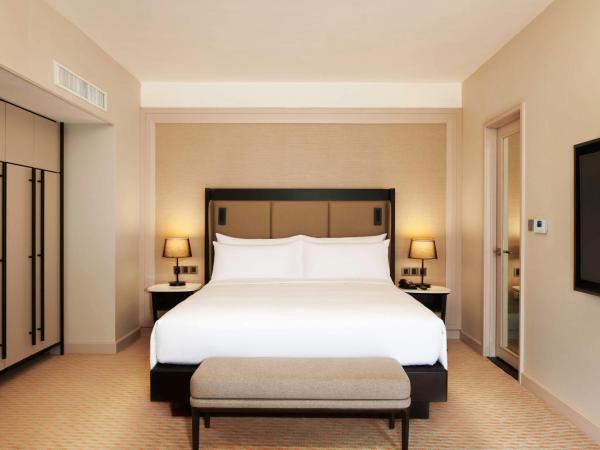 Hilton Kuching Hotel : photo 7 de la chambre suite lit king-size exécutive