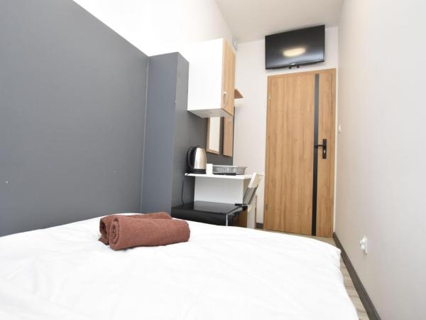 DUKES Hostel - Pokoje prywatne, RYNEK : photo 2 de la chambre chambre double avec salle de bains commune