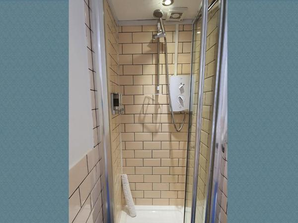 INNit Joy : photo 3 de la chambre chambre double avec salle de bains privative