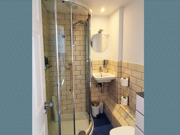 INNit Joy : photo 2 de la chambre chambre double avec salle de bains privative