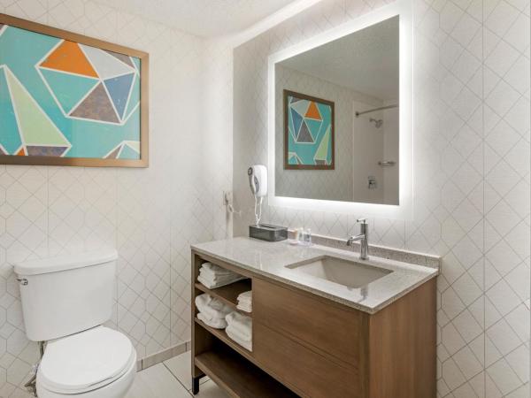 Comfort Inn & Suites Louisville Airport Fair & Expo : photo 2 de la chambre suite avec 2 lits queen-size - non-fumeurs