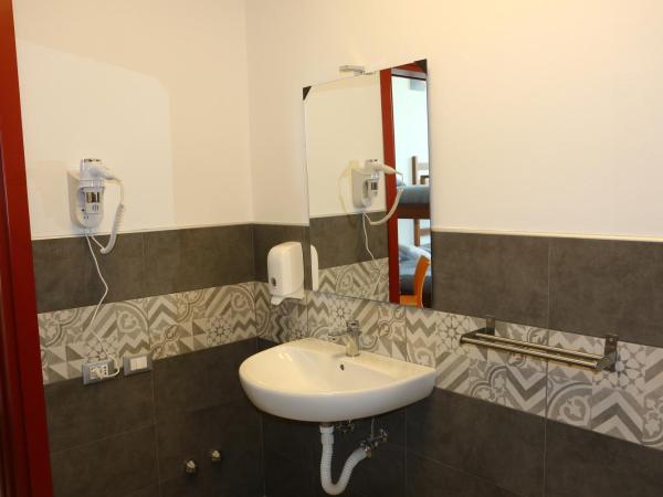 Student's Hostel Parma : photo 4 de la chambre chambre quadruple