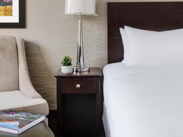 Crowne Plaza Phoenix Airport - PHX, an IHG Hotel : photo 2 de la chambre junior suite with mobility accessible roll-in shower