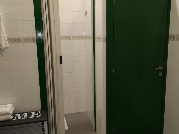 Hostel de las Facultades : photo 7 de la chambre chambre double avec salle de bains privative