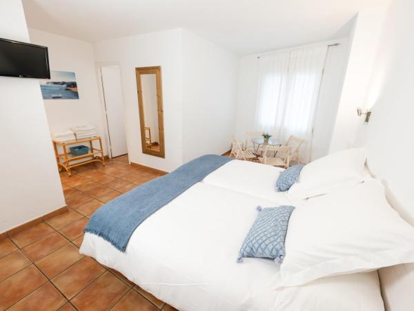 Hostal el Ranxo : photo 3 de la chambre chambre quadruple avec salle de bains privative