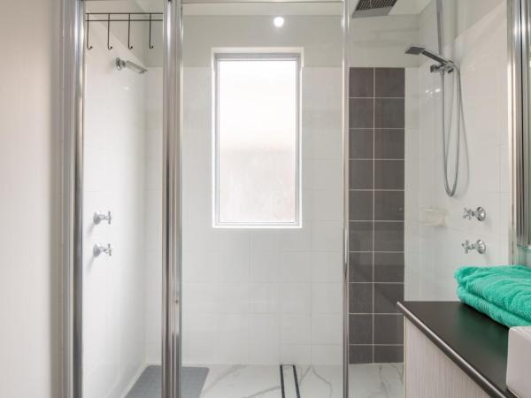 West Swan B&B : photo 9 de la chambre chambre double avec salle de bains privative