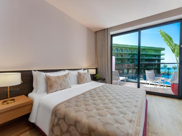 voco Monaco Dubai, an IHG Hotel, Adults Only, World Islands : photo 6 de la chambre chambre lit king-size premium - vue sur piscine