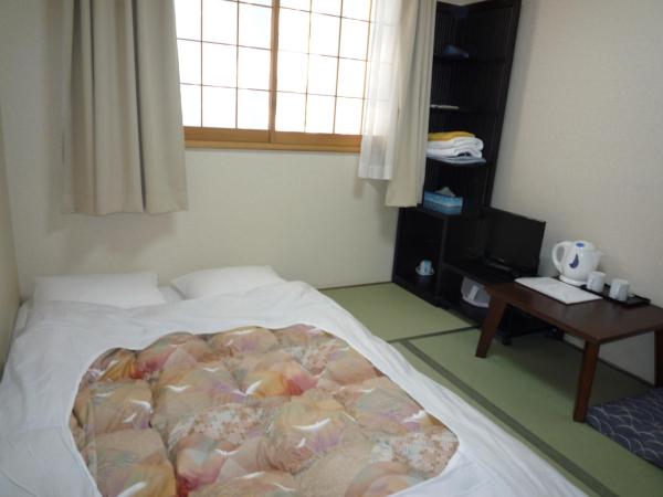 Ryokan Katsutaro : photo 2 de la chambre chambre simple avec salle de bains commune