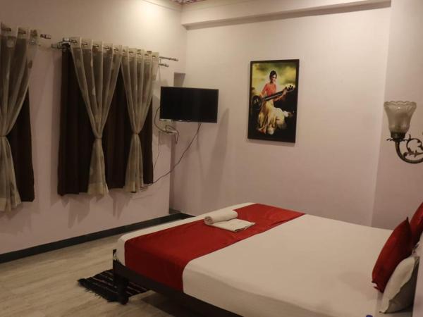 Hotel Shiv Palace : photo 2 de la chambre chambre double deluxe avec balcon