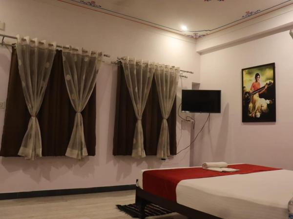 Hotel Shiv Palace : photo 3 de la chambre chambre double deluxe avec balcon