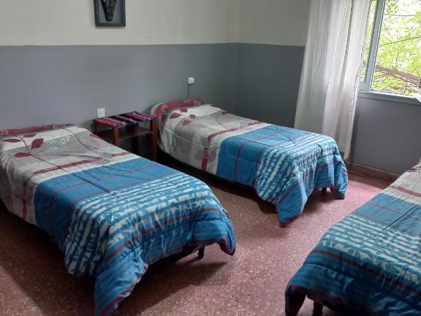 La Covacha Youth Hostel : photo 1 de la chambre chambre triple basique avec salle de bains commune