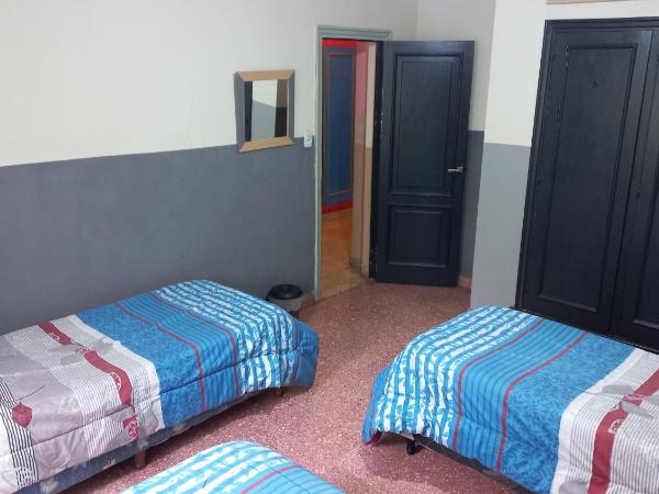 La Covacha Youth Hostel : photo 3 de la chambre chambre triple basique avec salle de bains commune