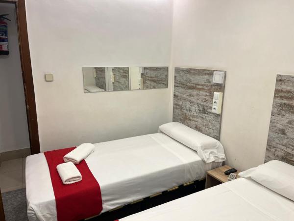 Hostal Las Vegas : photo 2 de la chambre chambre triple