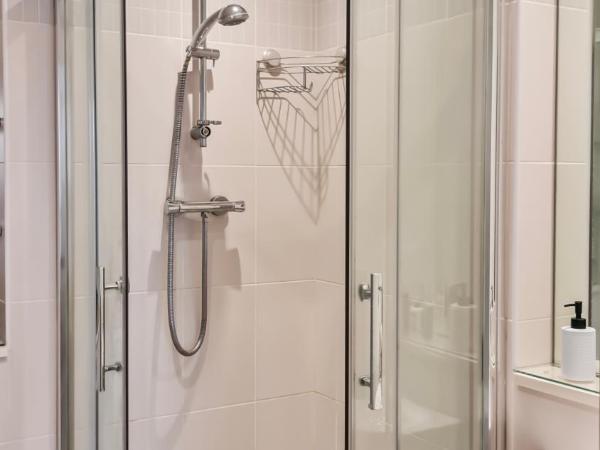 River View Ensuite Private Room in Shared Apartment : photo 9 de la chambre chambre lit king-size - vue sur mer