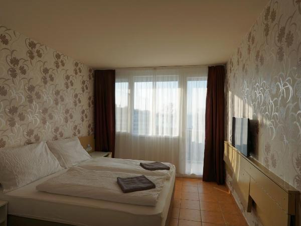 Plazs Hotel Siófok : photo 2 de la chambre chambre triple - vue sur lac