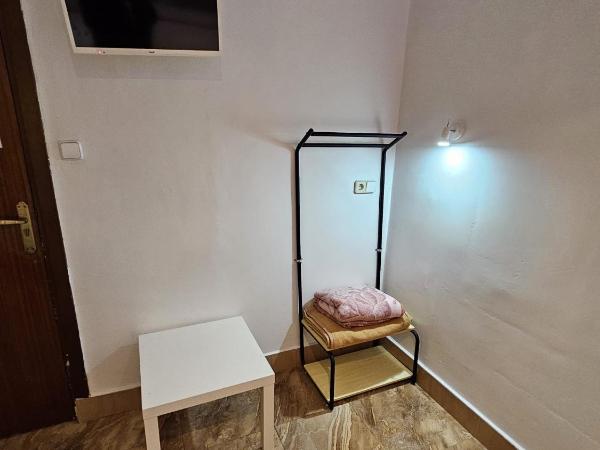 Hostal Las Vegas : photo 6 de la chambre chambre double avec lit d'appoint