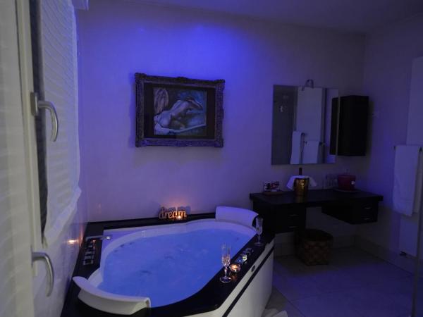 My Comfort : photo 1 de la chambre chambre lit queen-size avec baignoire spa