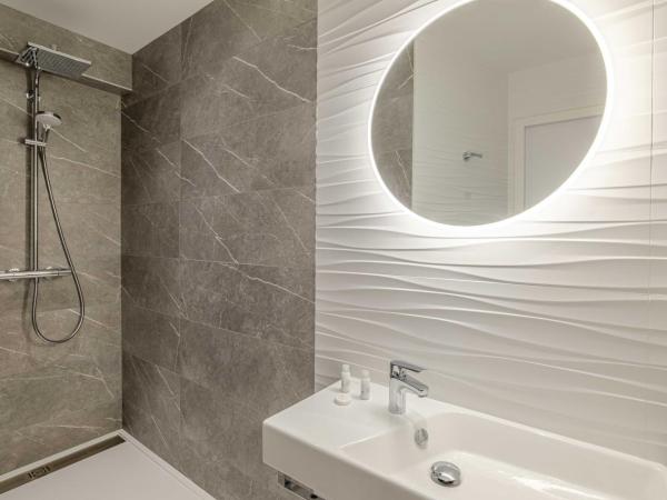 Campanile Caen Centre Gare : photo 4 de la chambre chambre triple avec 1 lit queen-size et 1 lit simple