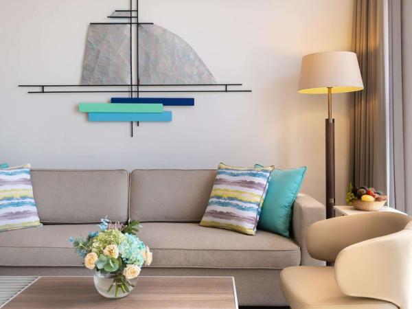 JA The Resort - JA Palm Tree Court, Dubai : photo 5 de la chambre suite junior avec vue sur le jardin