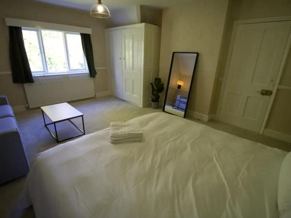 Mossley Hill Retreat : photo 1 de la chambre chambre familiale - vue sur jardin