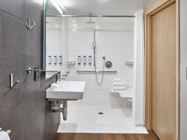 AC Hotel by Marriott Orlando Lake Buena Vista : photo 3 de la chambre chambre lit king-size avec canapé-lit - vue sur ville