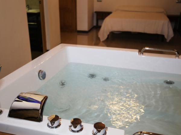 L'Otelet By Sweet : photo 2 de la chambre suite deluxe avec baignoire spa