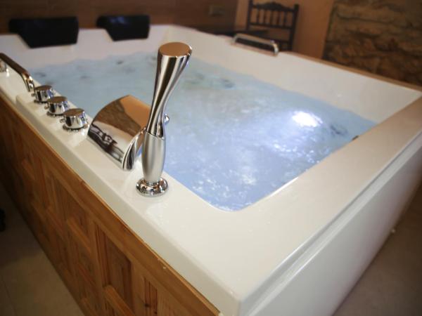 L'Otelet By Sweet : photo 5 de la chambre suite deluxe avec baignoire spa