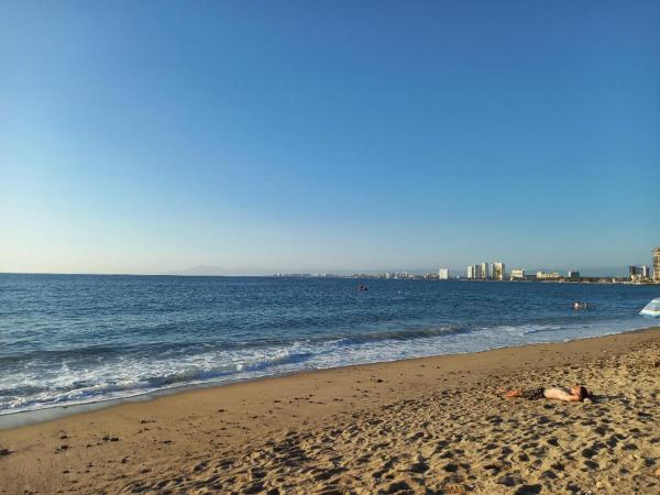 Hostal Bravo Vallarta : photo 2 de la chambre chambre familiale avec salle de bains