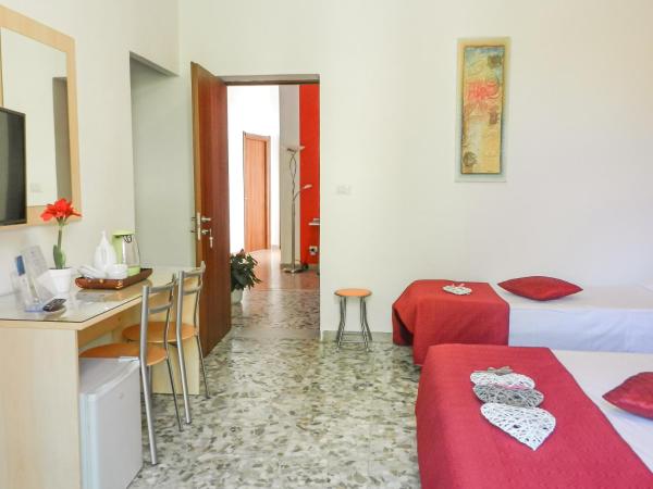 Actinia Accommodation : photo 1 de la chambre chambre triple avec balcon