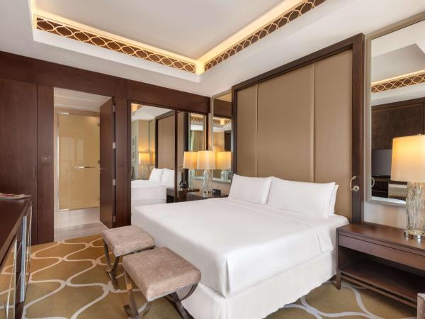 Hilton Dubai Al Habtoor City : photo 3 de la chambre suite 1 chambre lit king-size avec accès gratuit au salon exécutif - vue panoramique