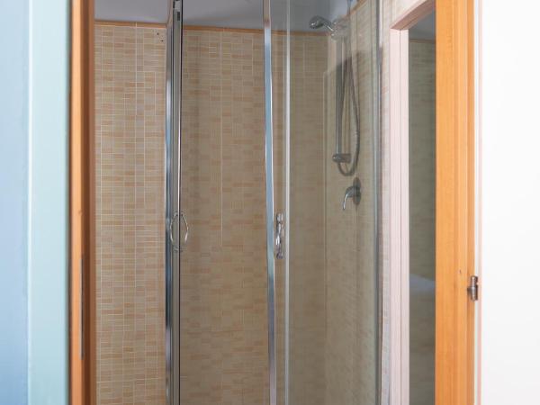 Ostello degli Elefanti : photo 10 de la chambre chambre double ou lits jumeaux avec salle de bains privative