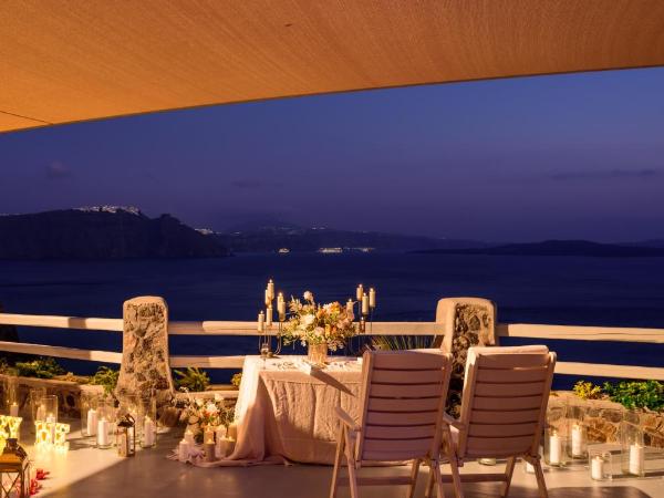 Thirea Suites : photo 3 de la chambre suite lune de miel avec jacuzzi - vue sur caldeira