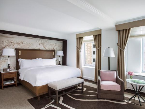 The Ritz-Carlton New York, Central Park : photo 1 de la chambre chambre lit king-size avec accès au salon club - vue sur avenue
