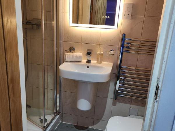 Crosskeys Edinburgh : photo 10 de la chambre chambre double avec salle de bains privative