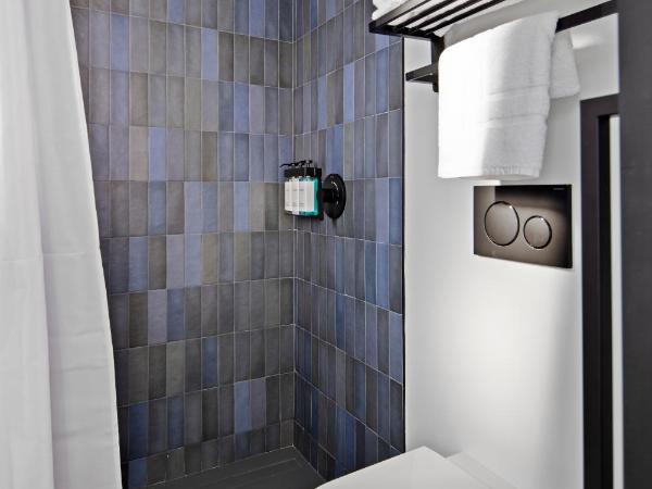 Riverside Tower Hotel : photo 2 de la chambre hébergement simple - vue sur parc