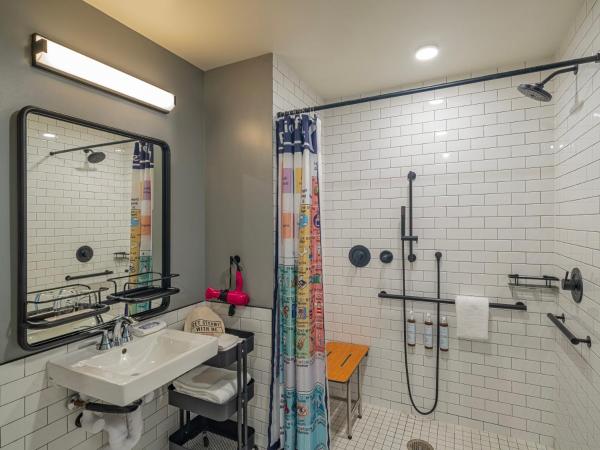 Moxy Phoenix Downtown : photo 7 de la chambre chambre lit queen-size - vue sur ville