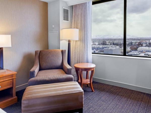 Hilton Salt Lake City Center : photo 7 de la chambre chambre lit king-size - vue sur montagne