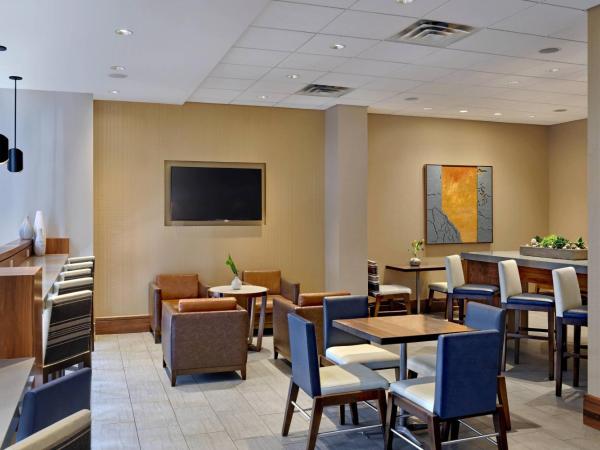 Calgary Marriott Downtown Hotel : photo 8 de la chambre chambre lit king-size club avec accès au salon