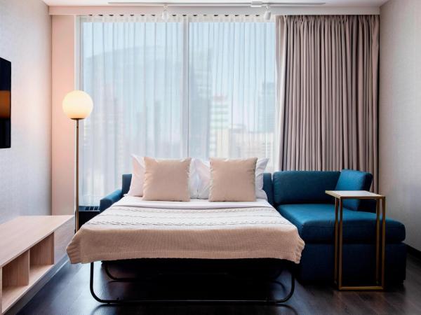 Residence Inn by Marriott Calgary Downtown/Beltline District : photo 4 de la chambre studio avec lit king-size et canapé-lit