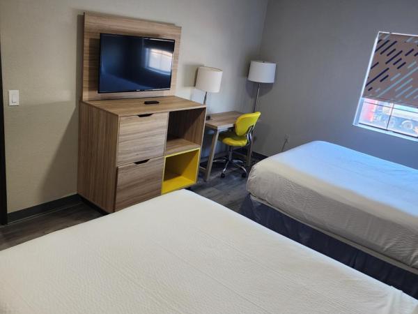 Days Inn & Suites by Wyndham Tucson/Marana : photo 10 de la chambre suite one bedroom with three queen beds - non-smoking