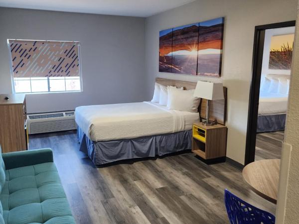 Days Inn & Suites by Wyndham Tucson/Marana : photo 3 de la chambre suite one bedroom with three queen beds - non-smoking