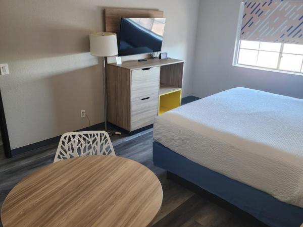 Days Inn & Suites by Wyndham Tucson/Marana : photo 6 de la chambre suite one bedroom with 1 king bed and 1 queen bed, non-smoking