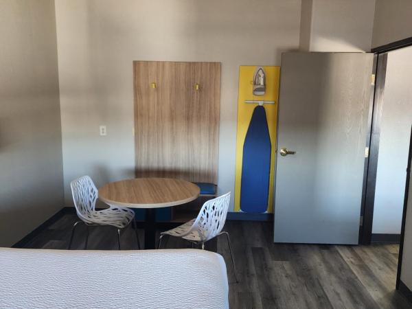 Days Inn & Suites by Wyndham Tucson/Marana : photo 7 de la chambre suite one bedroom with 1 king bed and 1 queen bed, non-smoking