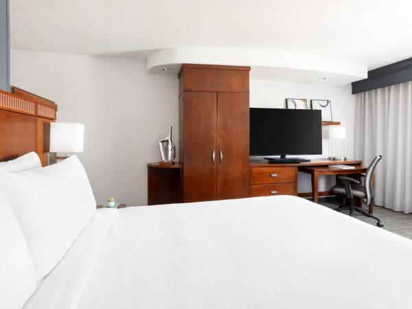 Courtyard By Marriott Las Vegas Stadium Area : photo 1 de la chambre chambre lit king-size pour personnes à mobilité réduite et adaptée aux personnes malentendantes avec canapé-lit et baignoire adaptée