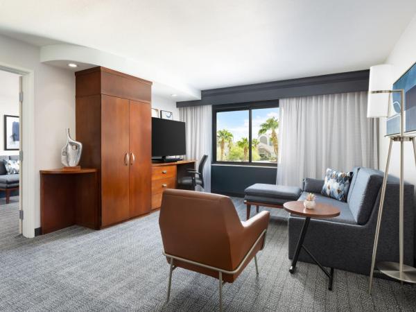 Courtyard By Marriott Las Vegas Stadium Area : photo 1 de la chambre suite 1 chambre lit king-size avec canapé-lit