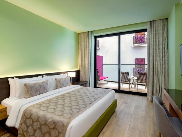 voco Monaco Dubai, an IHG Hotel, Adults Only, World Islands : photo 6 de la chambre premium king room with raining street view